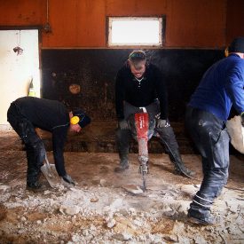 Pasi, Mikko ja Antti murskasivat kevättalvella 2017 vanhaa navetan lattiaa. Navetasta tehtiin varasto suviseuratavaroille ja Suviseurojen myymälä. Pasi, Mikko and Antti renewing an old floor in the spring of 2017. This warehouse will serve as a store.