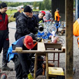 Syksyn talkoissa tehtiin muun muassa viemäröintiä alueelle. Tässä viemäriputkien leikkuu käynnissä.