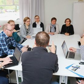 Tiedonvaihtopäivässä jokainen Porin Suviseurojen toimikunta antoi evästyksen Äänekosken vastaavalle toimikunnalle. Tässä keskustelevat terveydenhuoltotoimikunnat.