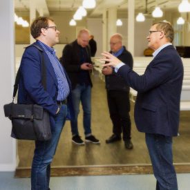 Päätoimikunnan puheenjohtaja Reijo Peura ja seuratoimikunnan puheenjohtaja Jukka Palola keskustelevat päätoimikunnan kokouksessa