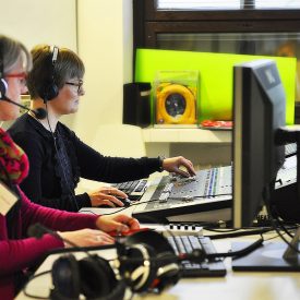 Anna-Maria ja Hanna harjoittelivat tammikuun viestintäkurssilla Kesäseuraradion lähetyksiä varten.
