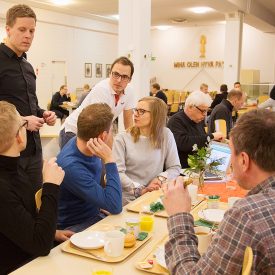 Työvoimastartissa käytiin vilkasta keskustelua aterian äärellä.