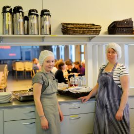 Saana ja Henna talkoomuonitusvuorossa Äänekosken Rauhanyhdistyksellä.