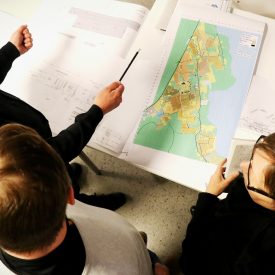 Jorma, Pekka ja Kaisu päivittävät tietoja toimikuntien tiedonvaihtotilaisuudessa.