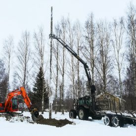 Kaiutintolpat on jo pystytetty seurakentälle.