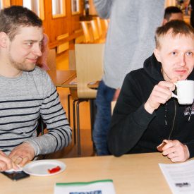 Arttu ja Tapani vesityökorttikoulutuksessa Äänekosken Rauhanyhdistyksellä. Koulutuksesta on heille hyötyä myös työelämässä.