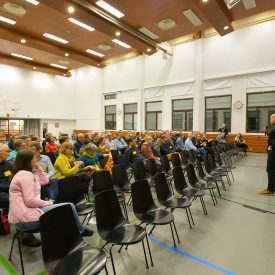 Äänekosken Suviseurojen laajin viestintäkurssi järjestettiin 23.3.-25.3.2018 Jämsän opistolla. Tässä tilaisuutta vetää Kesäseuraradion ja Suviseuratoimituksen Päätoimittaja Matti Hintikka.