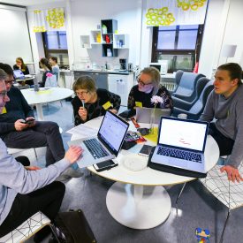 Suviseurojen mediakeskuksen mediaoppaat suunnittelemassa työtään.