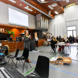 Suviseuratoimituksen eli SST:n toimituspäällikkö Vilja Paavola pitämässä suviseuraviestinnän simulaatioharjoituksen aloituspuheenvuoroa.