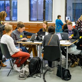 Suviseuratoimitus harjoittelemassa käytännössä työtään.