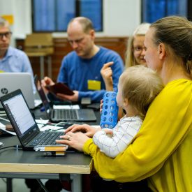 Suviseuratoimituksessa voi välillä olla mukana pieniäkin "työvuorolaisia".