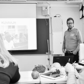 Sami-Pekka pitämässä suviseurakuvaajille koulutusta.