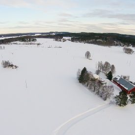 Lumen peittämää suviseurakenttää.
