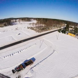 Suviseurakentän pääteiden kuivumista joudutetaan ajamalla teille mursketta.