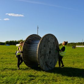 Venla ja Linnea raamattuluokkalaisten talkoissa