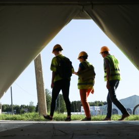 Talkoolaiset poistumassa tulevasta myymälästä