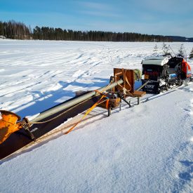 Suviseurojen peltoaluetta on jo ennakoivasti kuivatettu. Tässä putkistoa kuljetetaan jäätä pitkin paikoilleen.