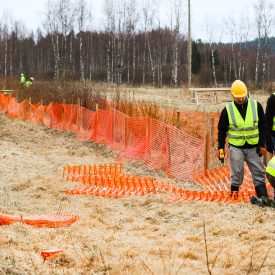 Aitoja pystytetään yhteensä useita kilometrejä ja se tehdään lähes kokonaan käsityönä.