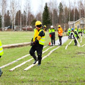 Ravintolakatoksen pohjan työstöä.
