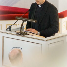 Lauluillassa hartauden piti pappi Jussi Summala