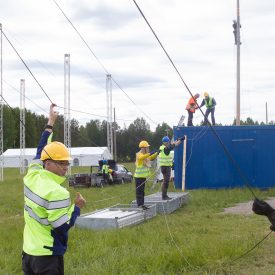 Emmi, Seppo ja Anna pitävät kaiutinjohtoja.