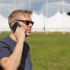 Janne puhelimessa odottelee seurakentän avautumista