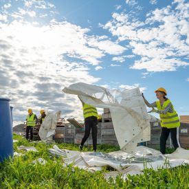 Talkoissa hyvä huumori kukkii ja aurinko paistaa