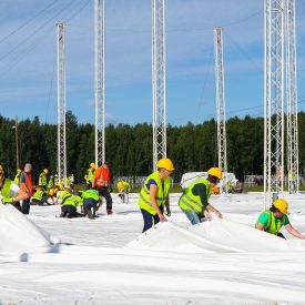 Seurateltan pystytys alkoi katon kokoamisella.