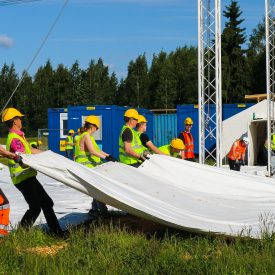 Seurateltan osat painavat sen verran, että tarvitaan paljon kokoajia. Yhteensä mukana oli tällä kertaa 70.