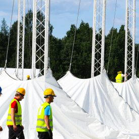Seurateltta kohoaa pikkuhiljaa mastojen ympärille.