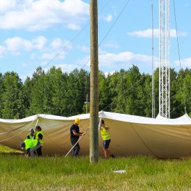 Seurateltan sivutuet käännettiin lihasvoimalla pystyyn.