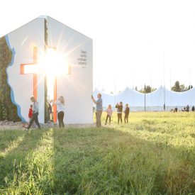 Juhlaportti ilta-auringossa