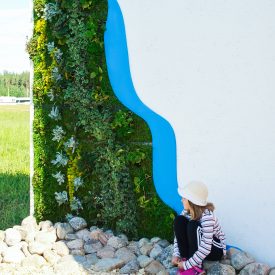 Juhlaportissa virran rannalla koristaa puhdistava ja elävä kasviseinä.