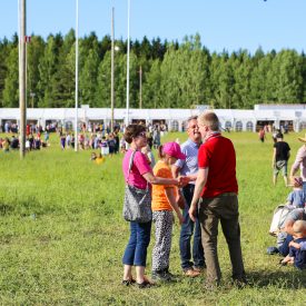 Suviseuroissa tapaa kauempaakin tulleita ystäviä.