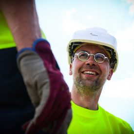 Pekalla on suunnittelemansa juhlaportin kokoamistalkoissa hauskaa.