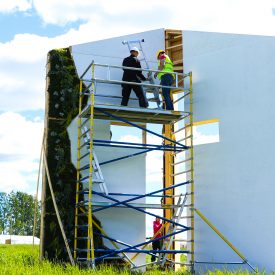 Juhlaportin yksityiskohtien hiontaa