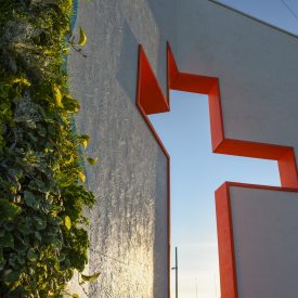 Ilta-aurinko paistaa juhlaporttiin.
