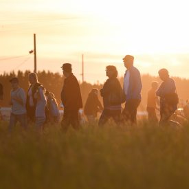 Seuravieraita siirtymässä majapaikoilleen.