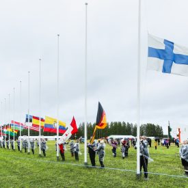 Suviseurojen avajaiset alkoivat lipunnostolla.
