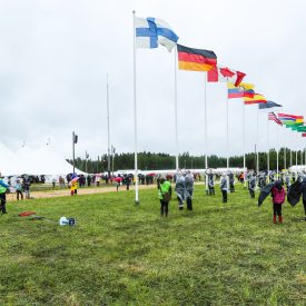 Suviseurojen avajaiset alkoivat lipunnostolla.