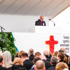 Hiippakunnan tervehdyksen Suviseuroihin toi piispa Simo Peura.
