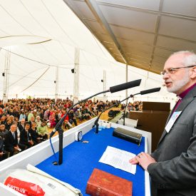 Hiippakunnan tervehdyksen Suviseuroihin toi piispa Simo Peura.