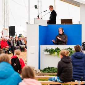 Lähes kaikki seurapuheet tulkataan viittomakielelle.