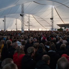 Perjatai-illan puheenvuoron kuulijoita seurateltassa.