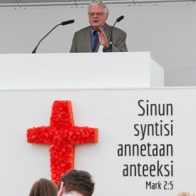 Jorma Kiviranta pitämässä seurapuhetta