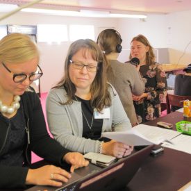 Johanna, Briitta ja Johanna työvuorossa mediakeskuksessa.