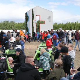 Lauantaipäivän seuravieraita juhlaportin edustalla.