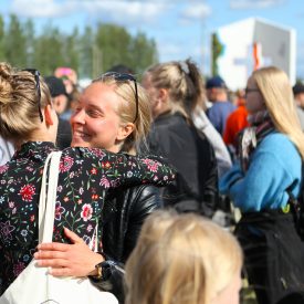 Laura ja Johanna tapaavat suviseurakentällä.
