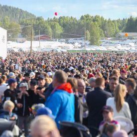 Lauantaina iltapäivällä väkimäärä seura-alueella oli noin 84 000.
