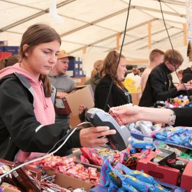 Oona tekee työvuoroaan kioskin kassalla.